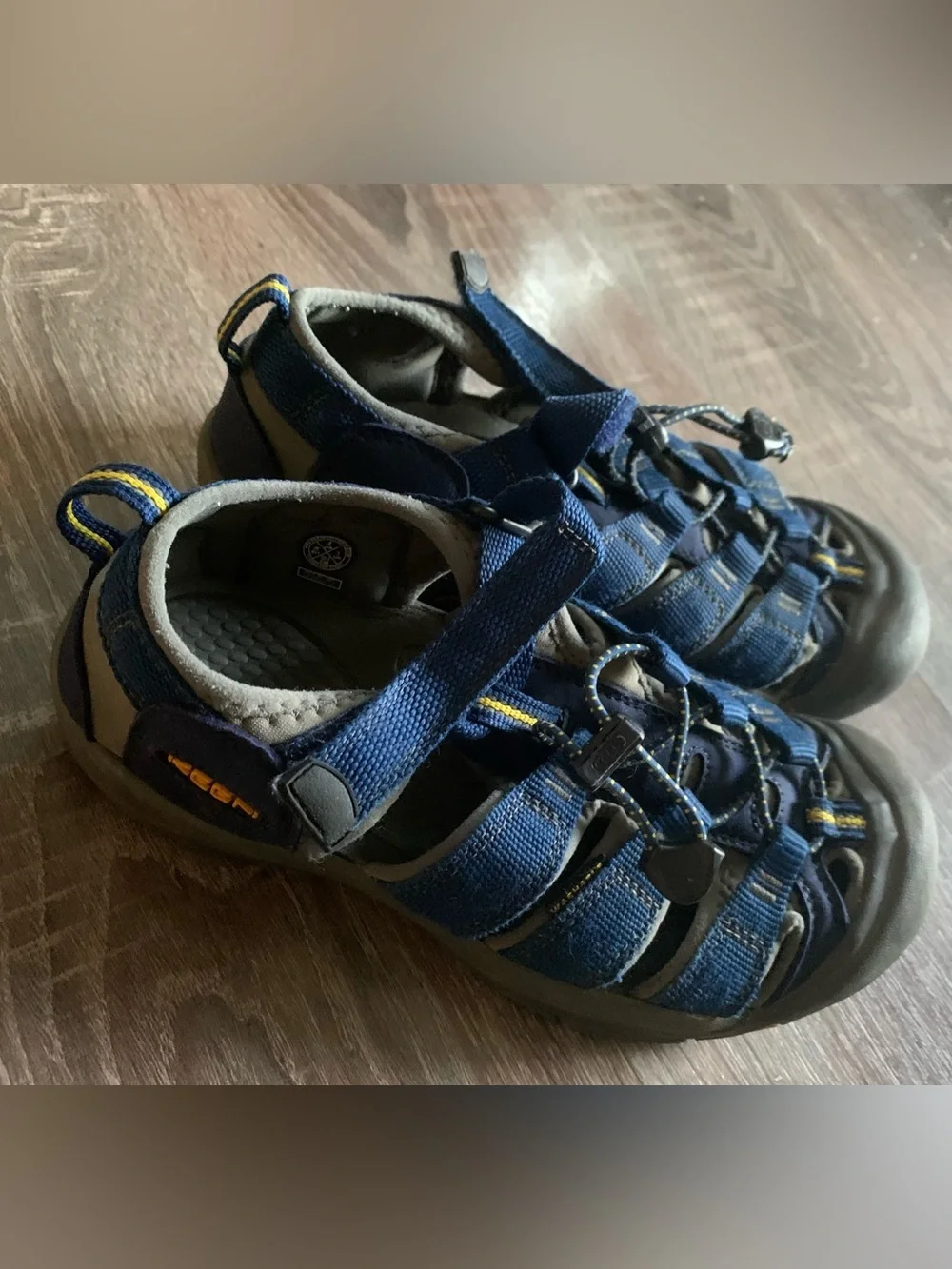 Keen — boys size 4 blue water sandal shoes